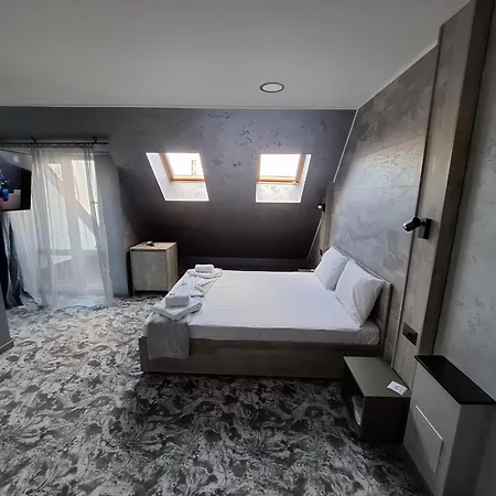 Rcr Einstein 2 Aparthotel
